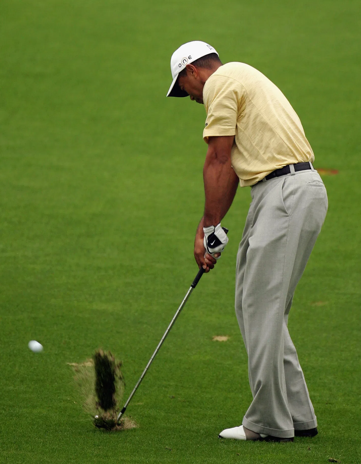 tiger_hitting_behind_the_golf_ball